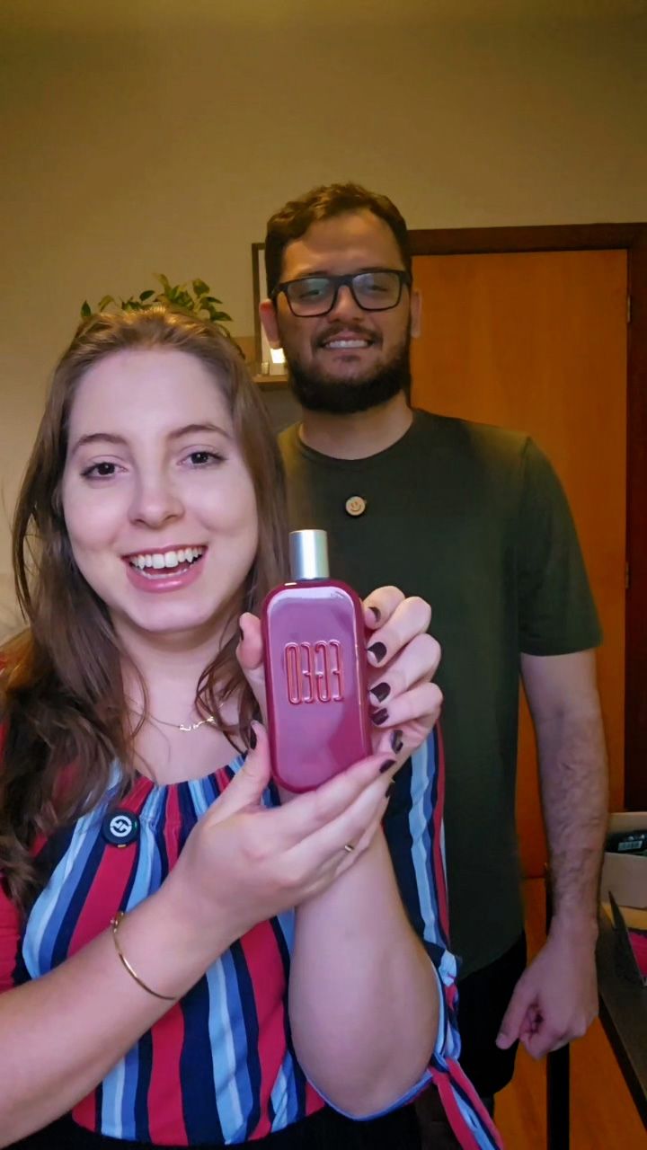 Juliana e Cassyano com perfume O Boticário