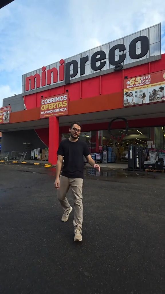 Cassyano em frente à loja Mini Preço