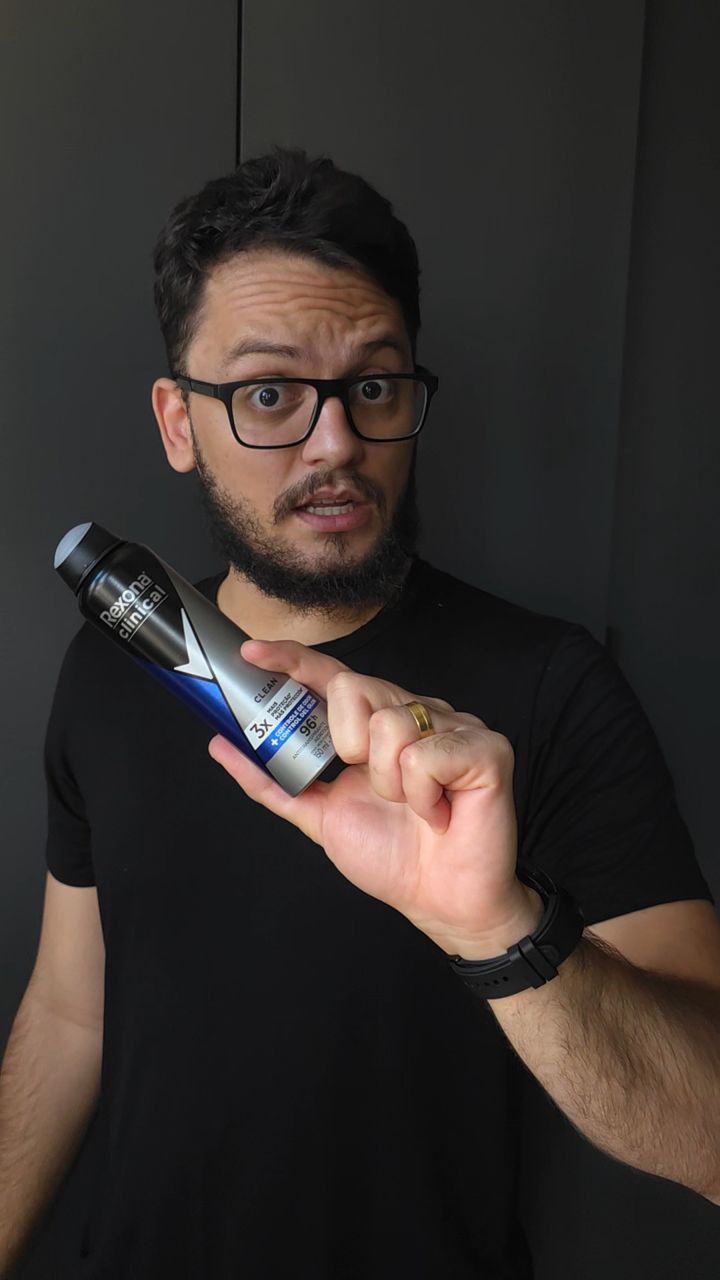 Cassyano segurando um Rexona Clinical