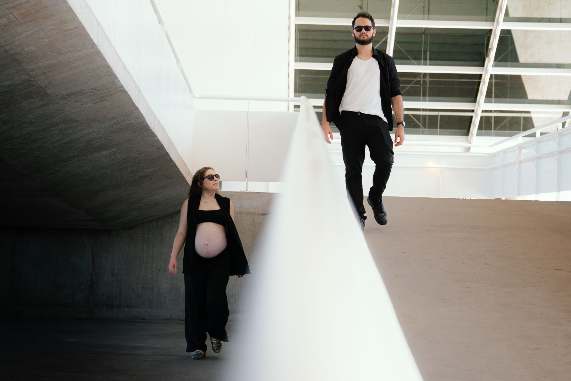 Cassyano e Juliana caminhando numa rampa de concreto